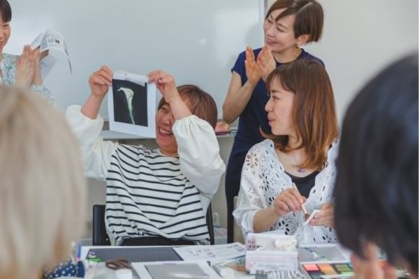 作品が出来て喜ぶ生徒さん