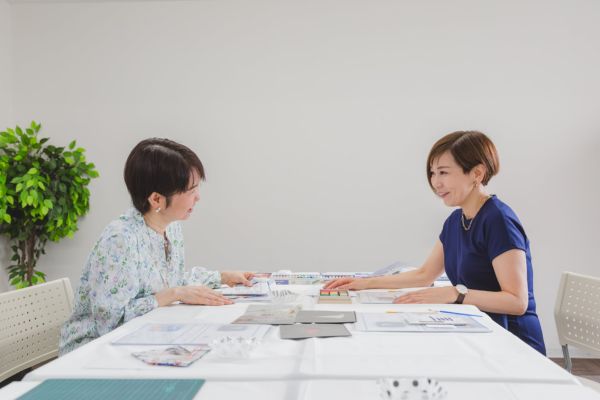 女性にレッスンしている